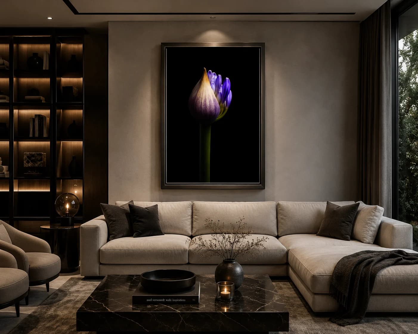 Agapanthus kunstwerk boven een bank in een rustig interieur