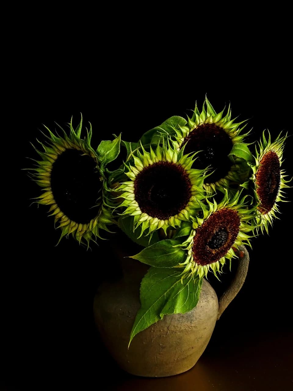 Groene zonnebloemen zonder bloemblaadjes in een vaas, uit Niet van Van Gogh